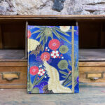 Libreta. Tela Japonesa fondo azul, Grullas y motivos Florales con Dorados