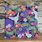 Álbum grande. Tela japonesa de grullas y flores con motivos dorados