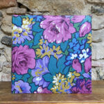 Álbum grande. Tela antigua floral, tonos lilas. Interior Negro.
