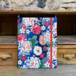 Libreta. Tela japonesa. Estampado floral crisantemos y flores de cerezo. 