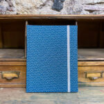 Libreta. Tela japonesa. Estampado tradicional japonés Seikaiha fondo azul marino. 