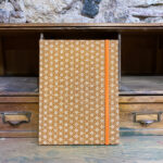 Libreta. Tela japonesa. Estampado tradicional japonés Asanoha fondo mostaza.