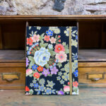 Libreta. Tela japonesa. Estampado floral japonés motivos dorados fondo negro.
