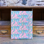 Libreta. Tela de seda. Estampado floral colores pastel.