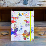Libreta. Tela. Estampado dibujos infantiles fondo blanco. 