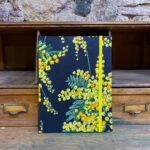 Libreta. Estampado mimosa fondo negro.