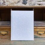 Libro de firmas. Tela. Estampado flores blancas fondo gris