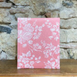 Álbum mediano. Tela de Damasco o de colchón. Estampado floral fondo rosa. - Imagen 3