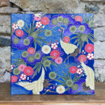 Álbum grande. Tela japonesa. Estampado floral grullas y motivos dorados fondo azul marino.