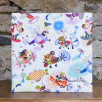 Álbum grande. Tela. Estampado dibujos infantiles fondo blanco. 