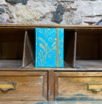 Libreta. Papel. Estampado floral dorado fondo turquesal.