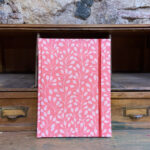 Libreta. Tela japonesa. Estampado hojas fondo rosa.