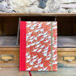 Libreta. Lomo tela rojo y papel Chiyogami con grullas y motivos dorados.