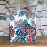 Álbum mediano. Tela. Estampado hojas de otoño marrón.