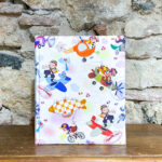 Álbum mediano. Tela. Estampado dibujos infantiles.