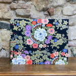 Cuaderno de dibujo. Cosido copto. Estampado floral japonés sobre fondo negro.