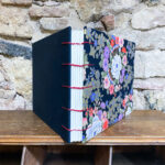 Quadern de dibuix. Cosit copte. Estampat floral japonès sobre fons negre. - Imatge 2