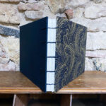Cuaderno de dibujo. Cosido copto. Estampado dorado sobre fondo negro. - Imagen 2