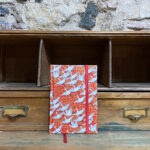 Libreta. Estampado tradicional japonés Chiyoda grullas fondo rojo. 