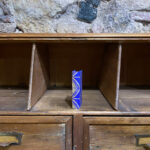 Minilibro. Papel azul con estampado de grullas doradas. - Imagen 2