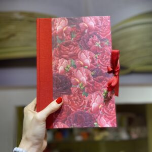 Libreta de San Jorge. Lomo de tela y papel de rosas. Lazo de cierre.